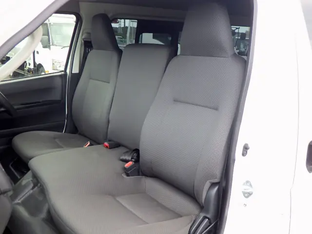 トヨタ ハイエースレジアス CBF-TRH200V(2WD)の写真11