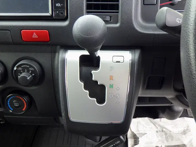 トヨタ ハイエースレジアス CBF-TRH200V(2WD)の写真15