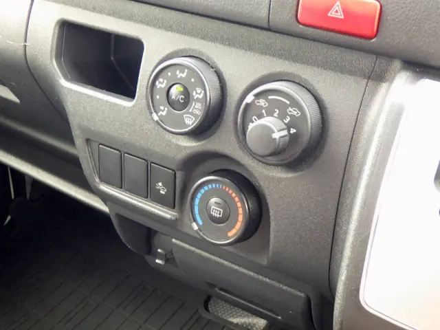トヨタ ハイエースレジアス CBF-TRH200V(2WD)の写真20