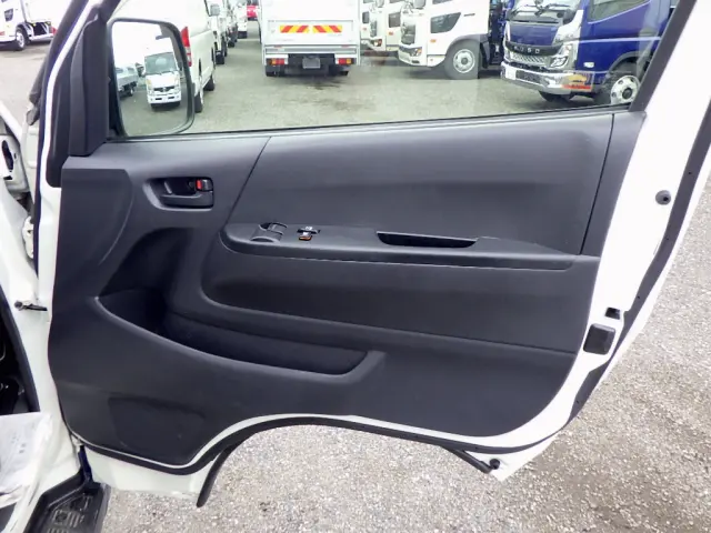 トヨタ ハイエースレジアス CBF-TRH200V(2WD)の写真41