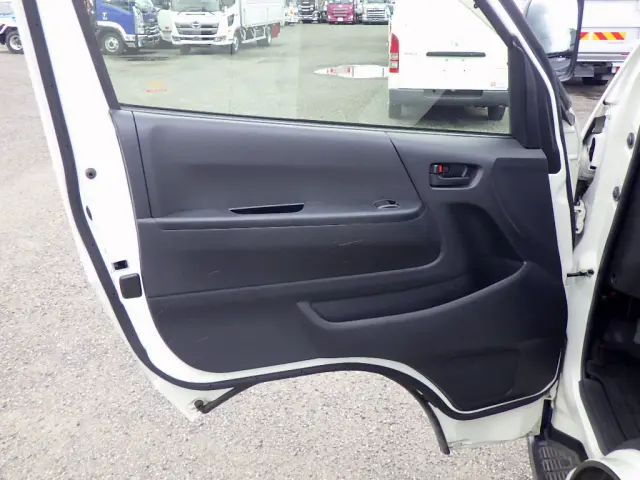 トヨタ ハイエースレジアス CBF-TRH200V(2WD)の写真42