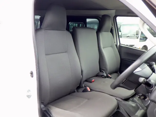 トヨタ ハイエースレジアス CBF-TRH200V(2WD)の写真43