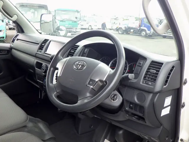 トヨタ ハイエースレジアス CBF-TRH200V(2WD)の写真44