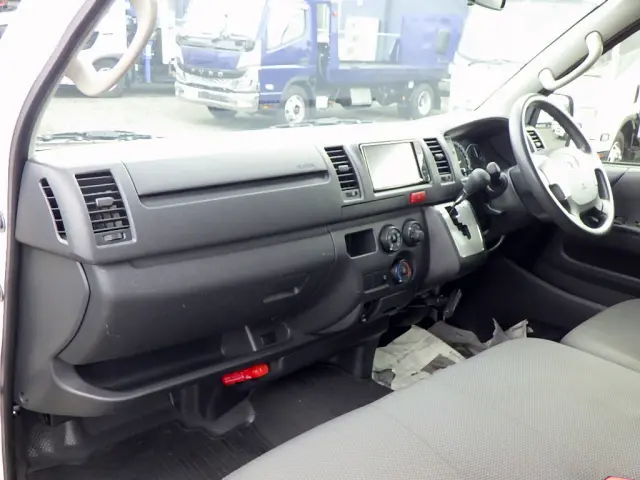 トヨタ ハイエースレジアス CBF-TRH200V(2WD)の写真45