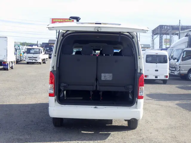 トヨタ ハイエース 3BA-TRH214W(2WD)の写真7