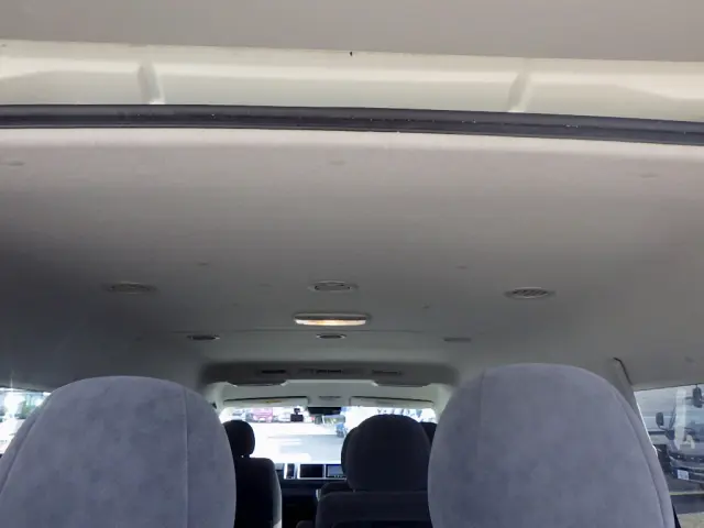トヨタ ハイエース 3BA-TRH214W(2WD)の写真11