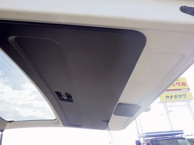 トヨタ ハイエース 3BA-TRH214W(2WD)の写真13
