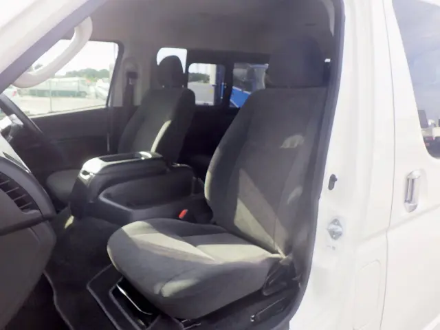 トヨタ ハイエース 3BA-TRH214W(2WD)の写真15