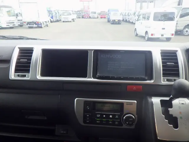トヨタ ハイエース 3BA-TRH214W(2WD)の写真21