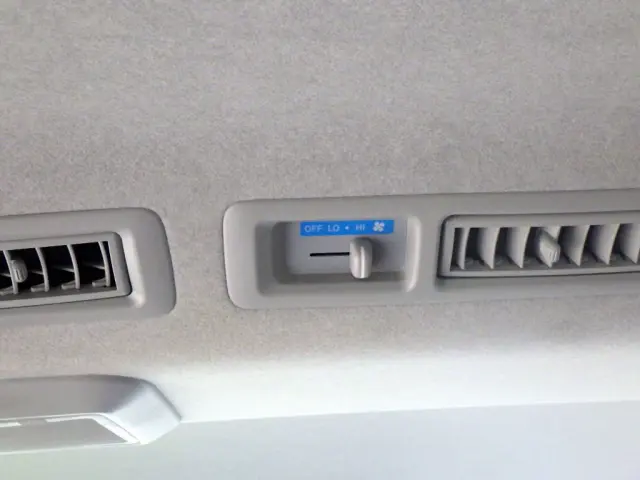 トヨタ ハイエース 3BA-TRH214W(2WD)の写真46