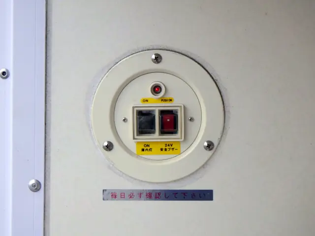 いすゞ エルフ 2RG-NLR88AM(2WD)の写真16
