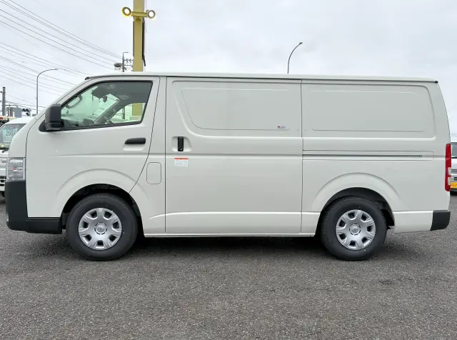 トヨタ ハイエースバン 3DF-GDH201V(2WD)の写真4