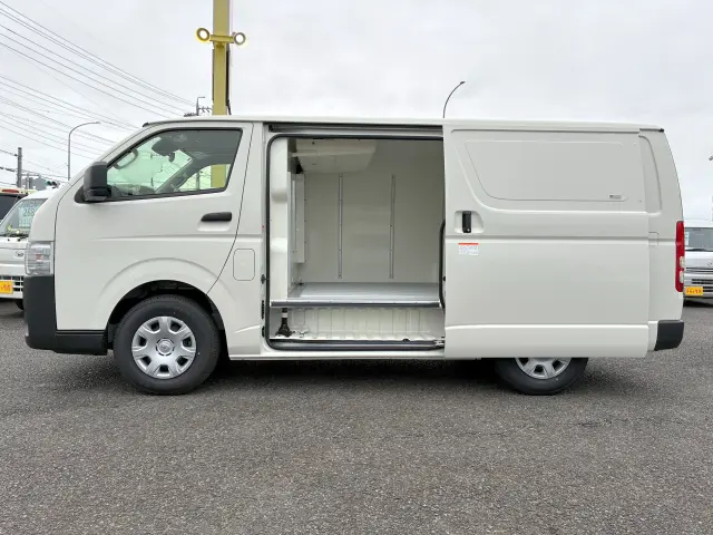 トヨタ ハイエースバン 3DF-GDH201V(2WD)の写真5