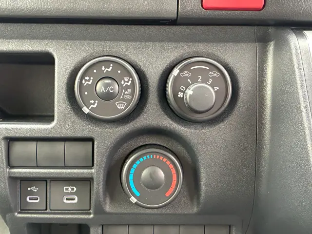 トヨタ ハイエースバン 3DF-GDH201V(2WD)の写真26