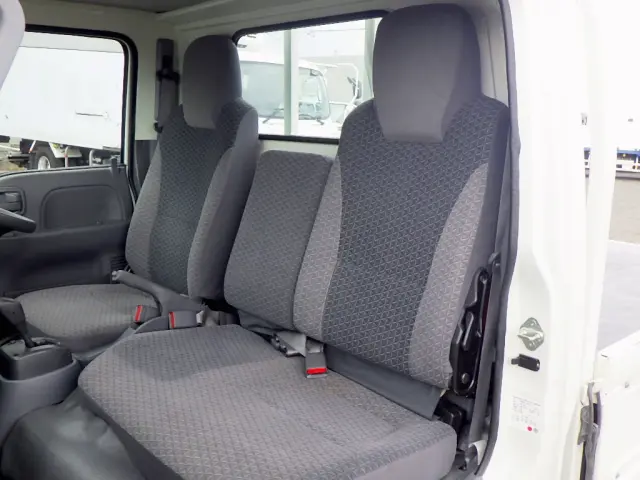 いすゞ エルフ 2RG-NHR88A(2WD)の写真11