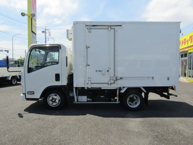 真夏でも安定した低温で生鮮品を輸送できる便利な１台☆大容量の荷箱で効率よく輸送できるのもＧＯＯＤ！|いすゞ エルフ TRG-NLR85AN(2WD)の写真3