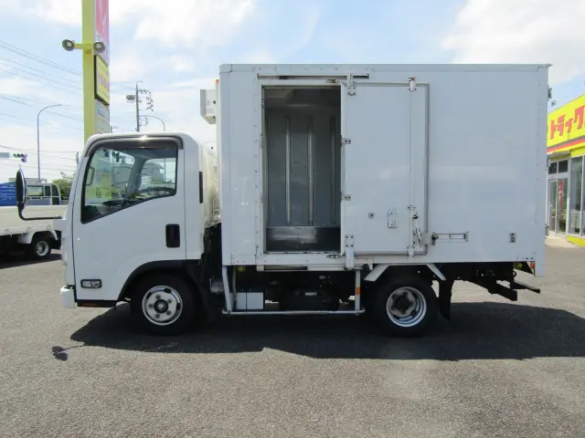 もちろん左サイドドア付きなので荷物の積み降ろしもラクラク♪|いすゞ エルフ TRG-NLR85AN(2WD)の写真4