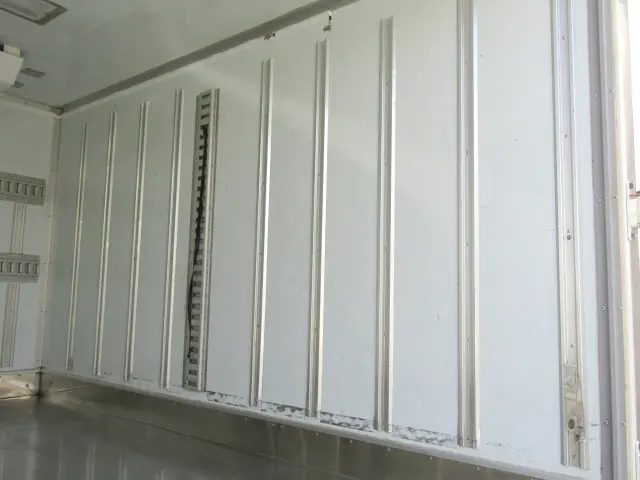 荷箱内面右側|いすゞ エルフ TRG-NLR85AN(2WD)の写真10