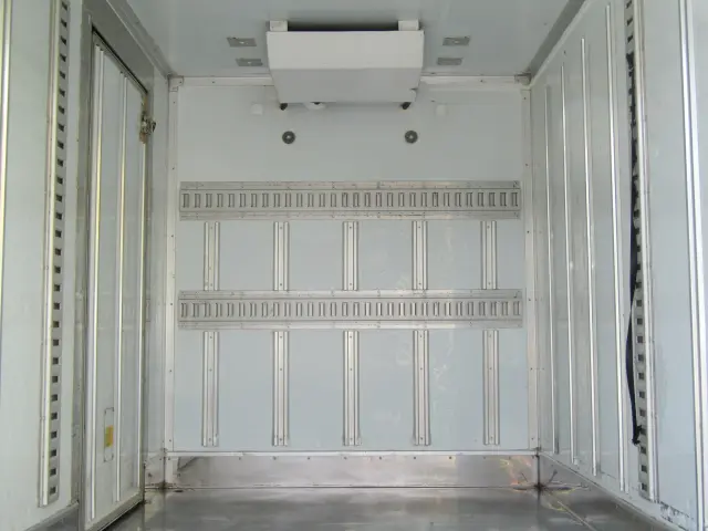 ラッシングレールで積み荷の固定もラクラクです♪|いすゞ エルフ TRG-NLR85AN(2WD)の写真11