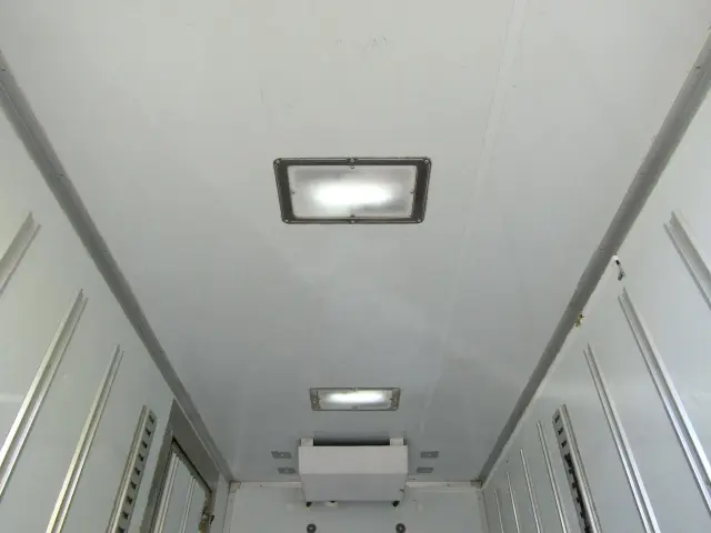 大型ルームランプを２個装備♪夜間の作業で活躍します☆|いすゞ エルフ TRG-NLR85AN(2WD)の写真12