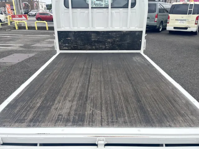 積み荷が滑りにくい木板なので、荷物が落下する心配もありません♪|いすゞ エルフ TRG-NJS85A(4WD)の写真9