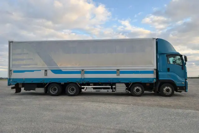 いすゞ ギガ QKG-CYJ77B(8x4)の写真4