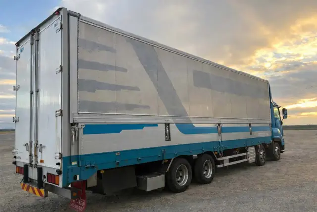 いすゞ ギガ QKG-CYJ77B(8x4)の写真5