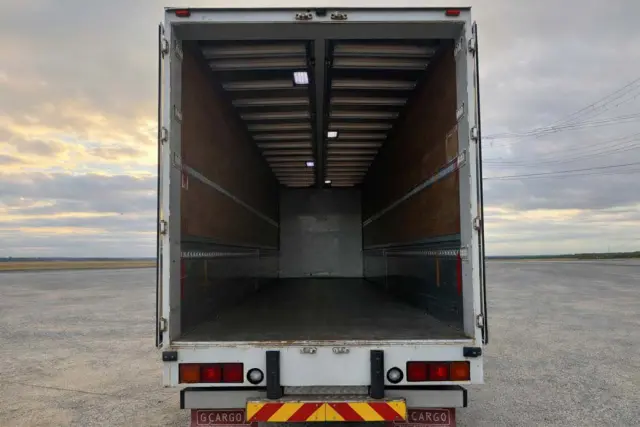 いすゞ ギガ QKG-CYJ77B(8x4)の写真9