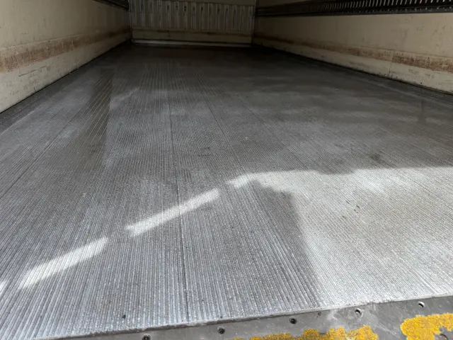 いすゞ フォワード TKG-FRR90T2(2WD)の写真8