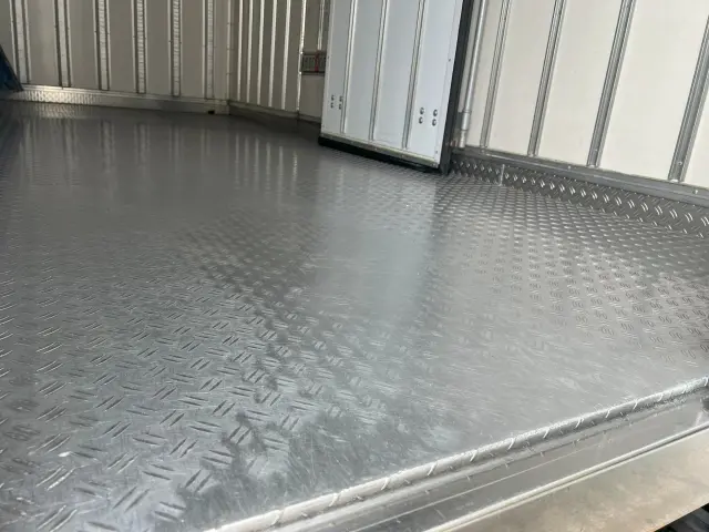 いすゞ エルフ 2RG-NPR88AN(2WD)の写真7