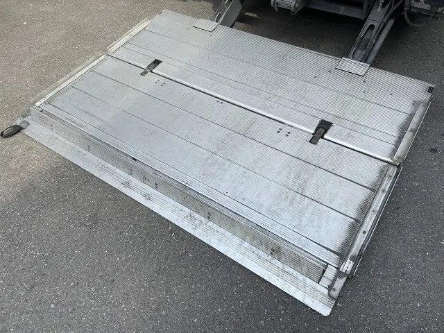 いすゞ フォワード 2PG-FRR90T2(2WD)の写真6