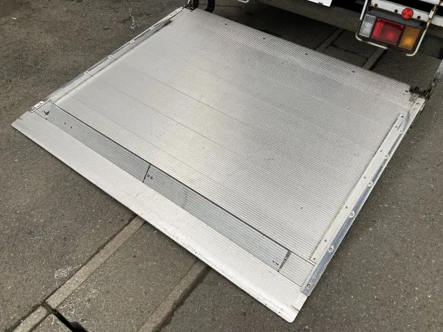 いすゞ エルフ BKG-NPR85AN(2WD)の写真5