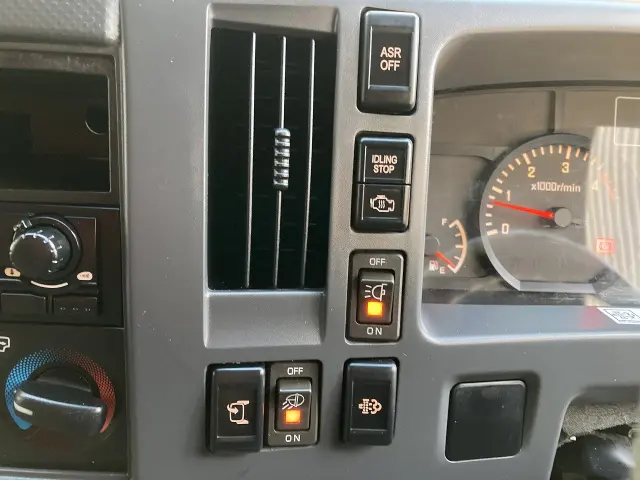 いすゞ エルフ BKG-NPR85AN(2WD)の写真38