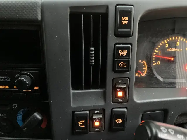 いすゞ エルフ BKG-NPR85AN(2WD)の写真40