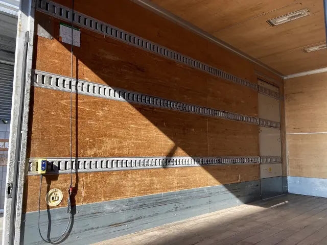 いすゞ エルフ BKG-NMR85AN(2WD)の写真23