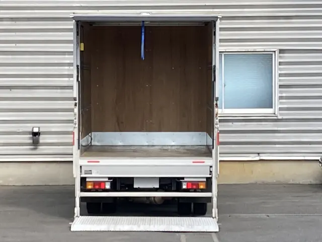 三菱 キャンター TPG-FBA00(2WD)の写真4