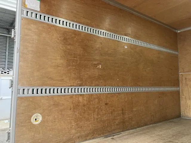 いすゞ エルフ TRG-NLR85AN(2WD)の写真21