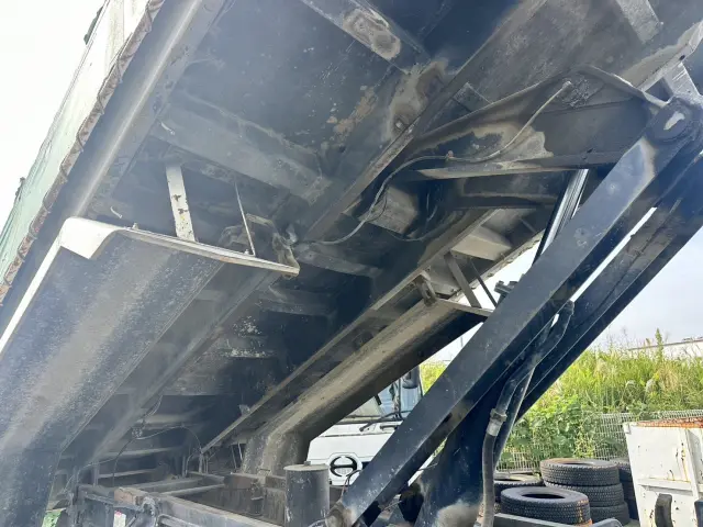 日野 プロフィア LKG-FS1EKAA(6x4)の写真9