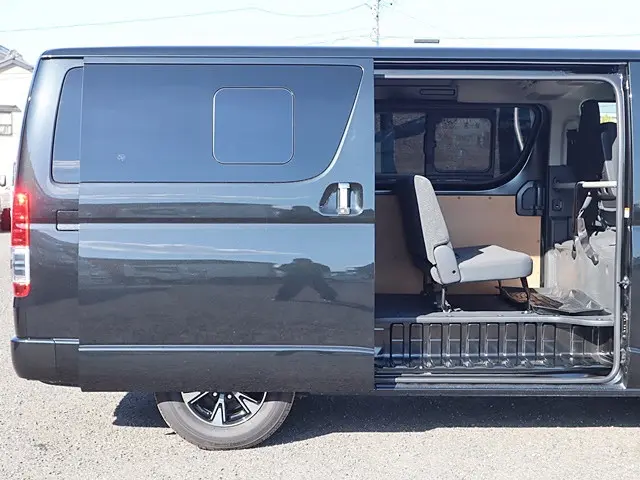 トヨタ ハイエースバン 3BF-TRH200V(2WD)の写真11