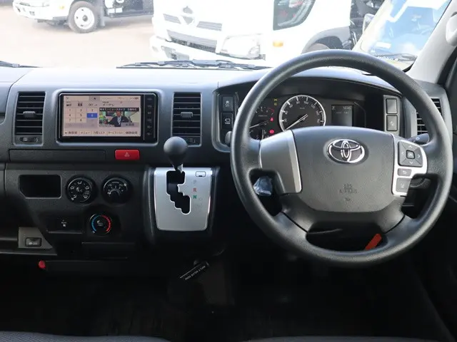トヨタ ハイエースバン 3BF-TRH200V(2WD)の写真32