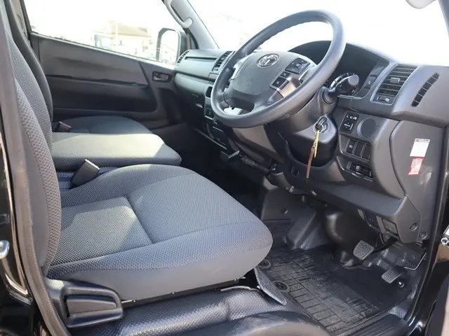 トヨタ ハイエースバン 3BF-TRH200V(2WD)の写真33