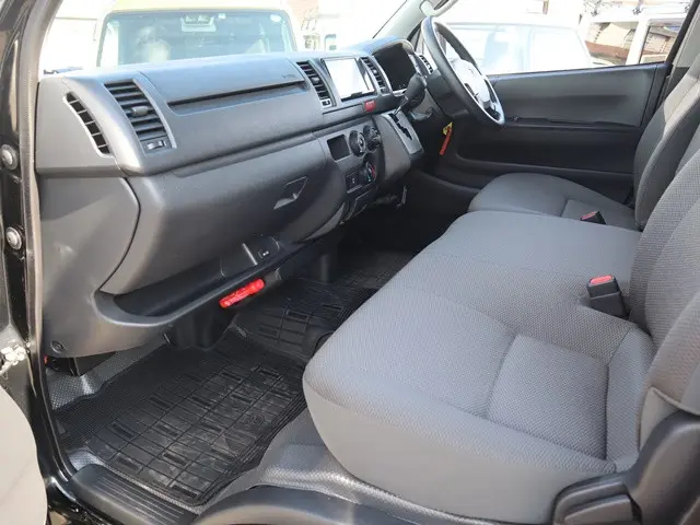 トヨタ ハイエースバン 3BF-TRH200V(2WD)の写真34