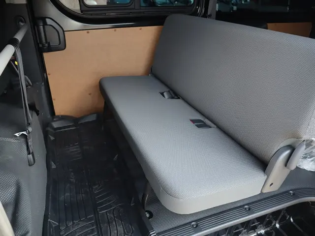 トヨタ ハイエースバン 3BF-TRH200V(2WD)の写真36