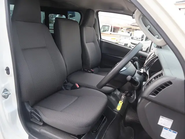 トヨタ ハイエースバン 3DF-GDH201V(2WD)の写真37