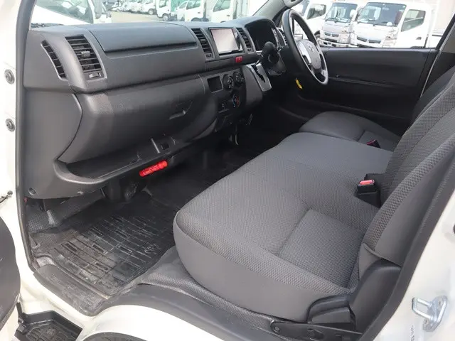 トヨタ ハイエースバン 3DF-GDH201V(2WD)の写真38
