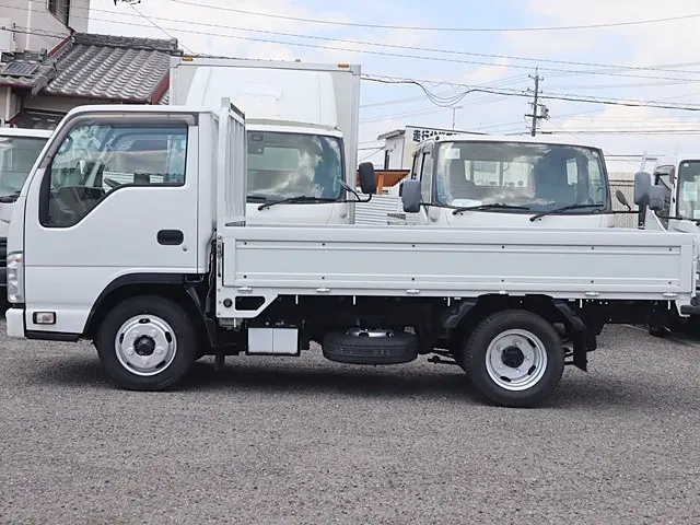 いすゞ エルフ 2RG-NHR88A(2WD)の写真9