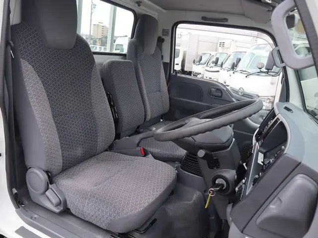 いすゞ エルフ 2RG-NHR88A(2WD)の写真30