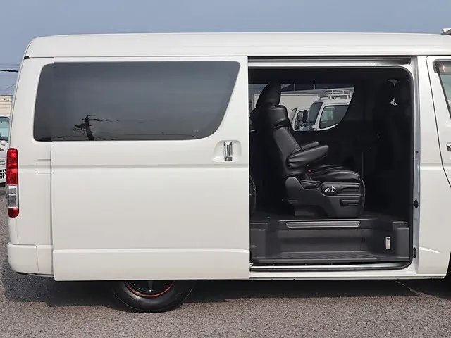 トヨタ ハイエース CBA-TRH214W(2WD)の写真12