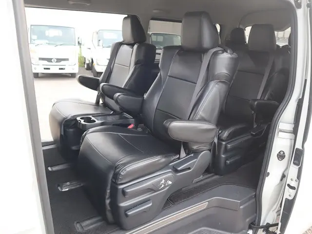 トヨタ ハイエース CBA-TRH214W(2WD)の写真15