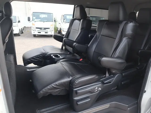 トヨタ ハイエース CBA-TRH214W(2WD)の写真16